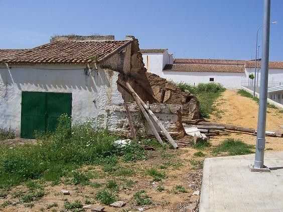 Se elimina una antigua edificación en la barriada de Triana de Valverde incluida en los terrenos de una remodelación urbanística