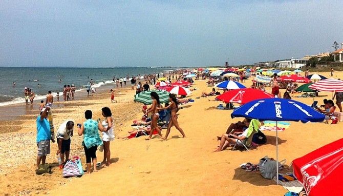 Fin de semana 'veraniego' en las playas onubenses
