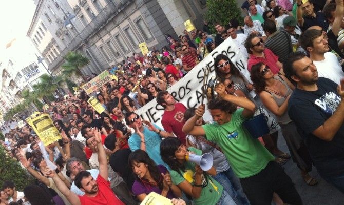 Más de 2.000 onubenses toman la calle para decir basta a políticos y banqueros