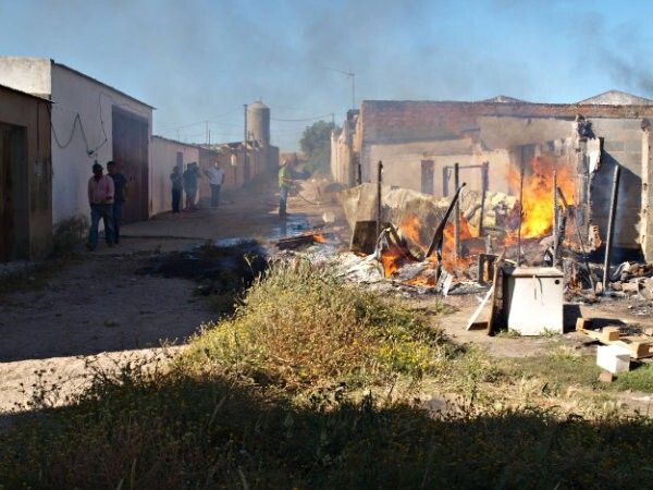 Extinguido el incendio de una chabola en un asentamiento de inmigrantes en Lepe