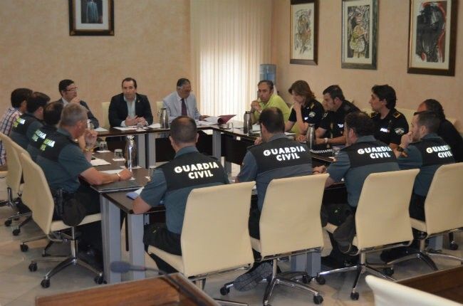 Almonte aborda el Plan Venida para el traslado de la Virgen del Rocío y el plan de verano de Matalascañas