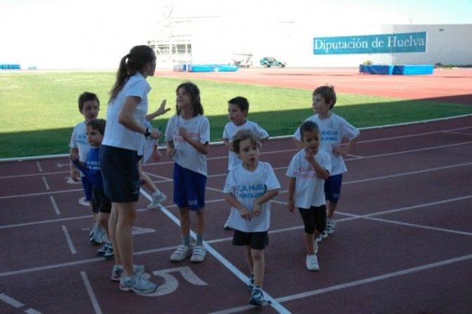 La escuela deportiva del Club Huelva-Punta Umbría cierra el curso con unas Miniolimpiadas