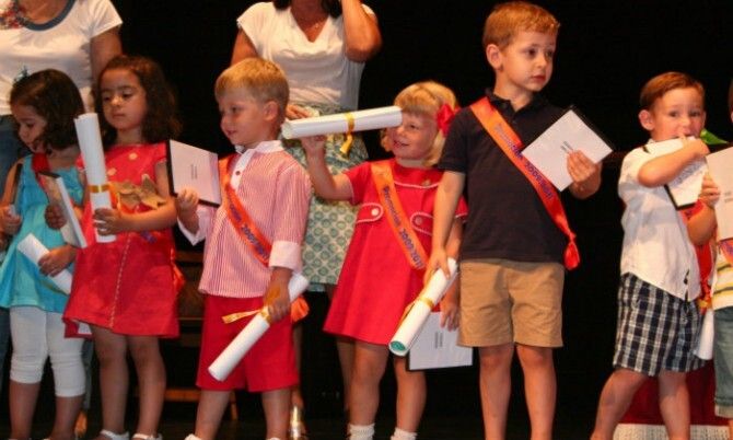 Los escolares cartayeros despiden el curso con fiestas, graduaciones y representaciones teatrales