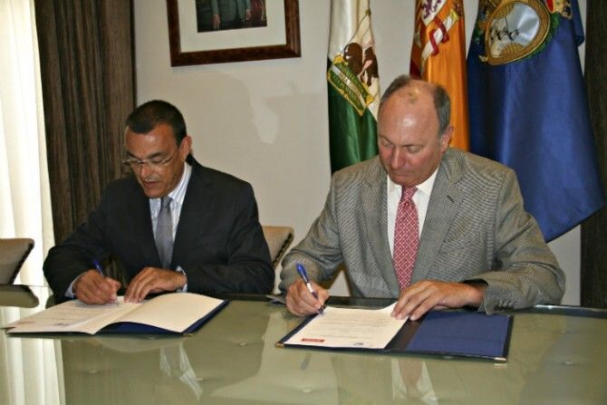 Caraballo firma un acuerdo con Cepsa para la implantación de códigos QR en los lugares colombinos