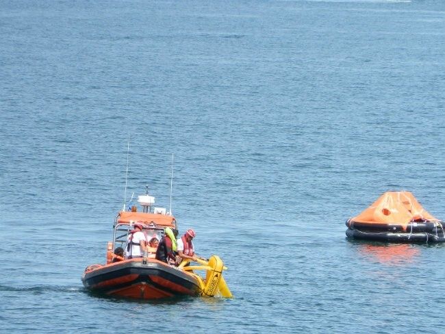 Salud participa en un simulacro internacional de rescate marítimo en el río Guadiana