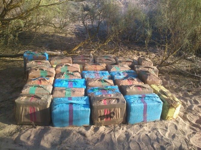 Un Guardia Civil que disfrutaba de un día de playa sorprende a dos personas con una tonelada de hachís