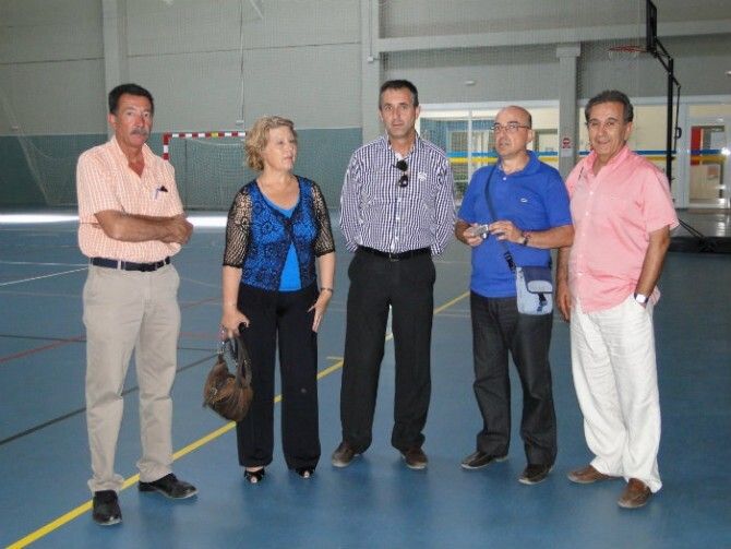 La delegada provincial de Deporte visitó el campo de futbol de Mazagón