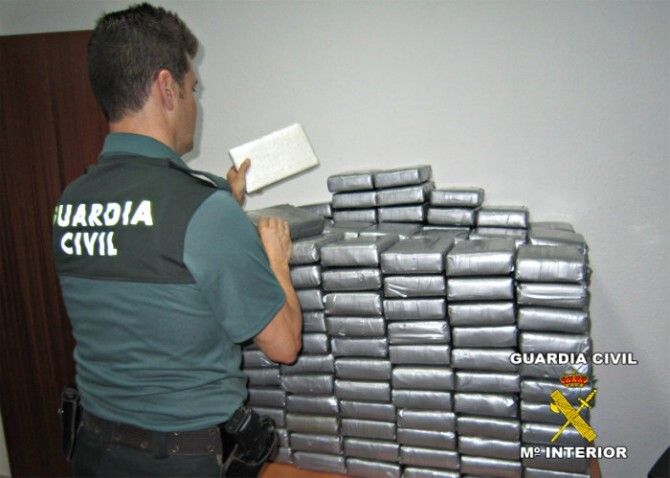 La Guardia Civil detiene a dos personas que intentaban introducir en España 303 kilos de cocaína