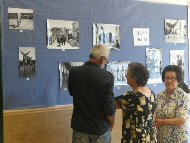 Puerto Moral expone unas cien fotografías del pueblo de la década de 1960