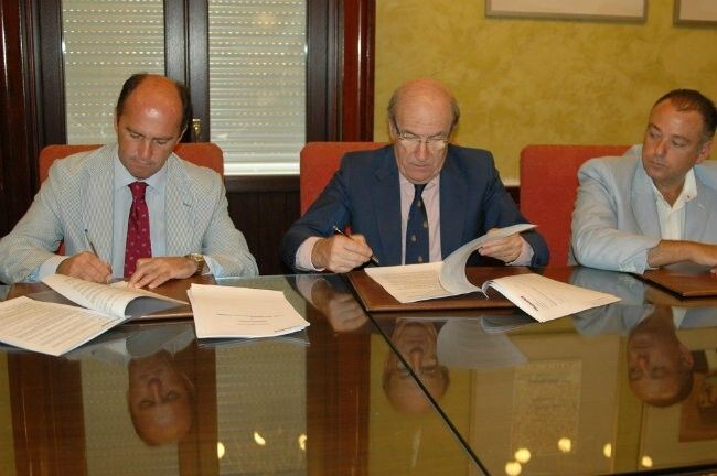 El alcalde firma la operación de crédito para la ampliación del pago a proveedores