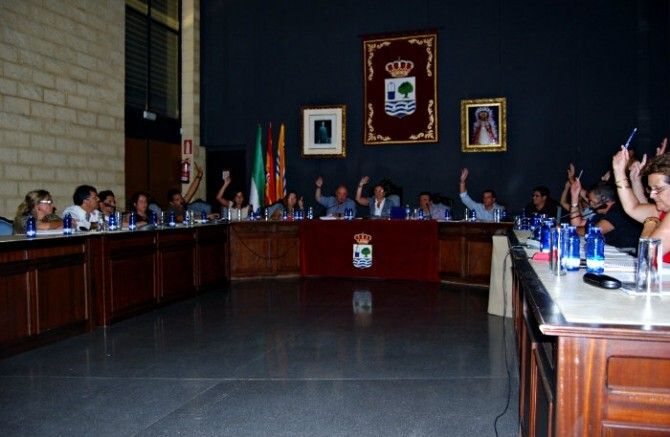 El pleno del Ayuntamiento de Isla rechaza las medidas del Gobierno sobre recortes y ajustes