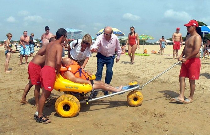 Más de 100 onubenses discapacitados se acogen al programa 'Un baño sin barreras'