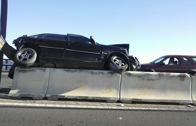 Una colisión múltiple en el puente del Odiel provoca que un coche salte la mediana e invada el otro carril