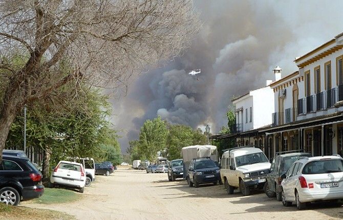 Declarado un incendio de pastos en un paraje próximo a El Rocío y Doñana