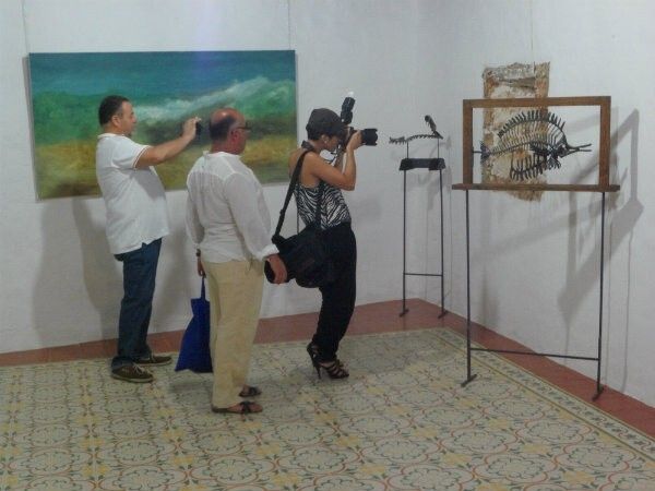 Linares de la Sierra acoge una gran exposición con pinturas de Ignacio Alcaría y esculturas de Emilio Rodríguez