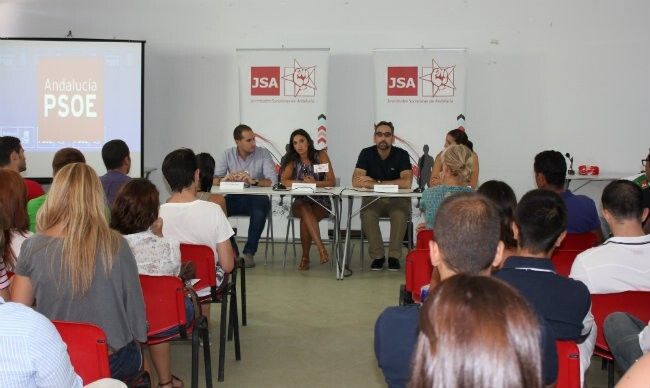 Juventudes Socialistas culpa al Gobierno de llevar 'al precipicio' a la educación pública