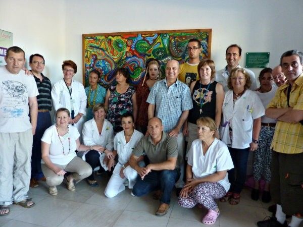 Pacientes de la Comunidad Terapéutica de Salud Mental decoran el hospital Vázquez Díaz con un mural