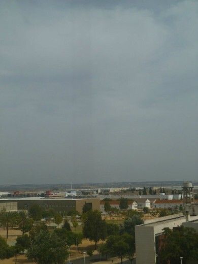 El humo del incendio de Málaga altera el cielo de Huelva
