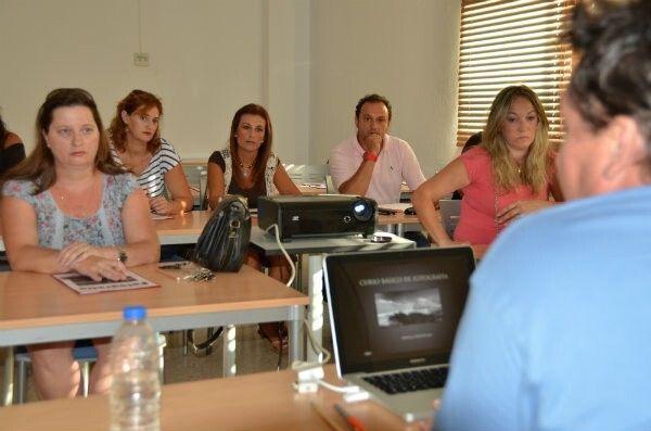 Quince jóvenes participan en un curso de fotografía digital