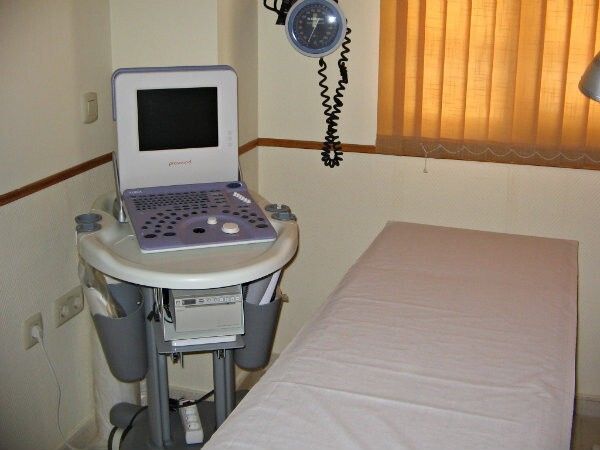 El centro de salud de Adoratrices amplía la capacidad diagnóstica con la incorporación de un ecógrafo