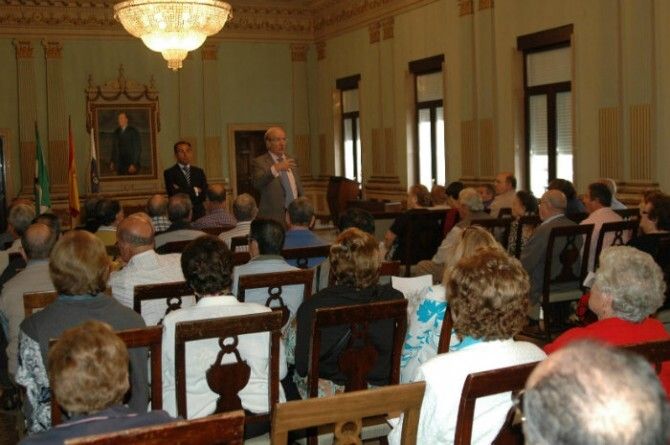 Más de 70 personas participan en una ruta turística por la capital en el Día Internacional del Mayor