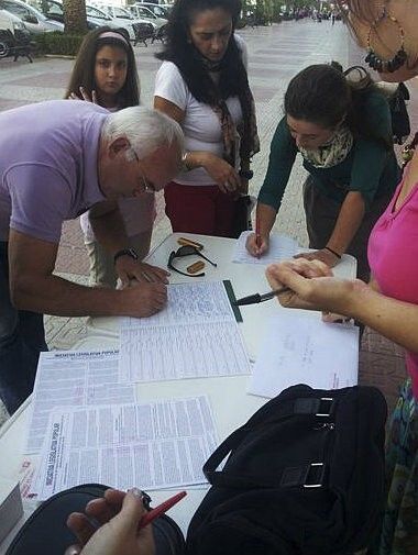Vecinos de Bollullos firman a favor del ‘stop’ desahucios