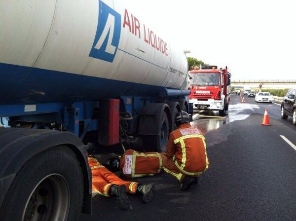 Extinguido un incendio producido en un camión de mercancías peligrosas en la autovía A-49