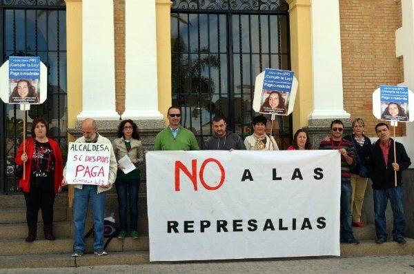 Los despedidos de Valverde denuncian represalias de la alcaldesa contra sus familias