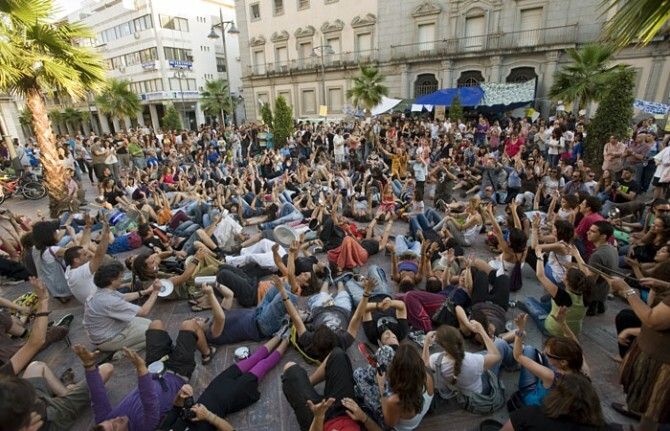 El clamor reivindicativo de un millar de 'indignados' recorre la Gran Vía