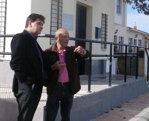 El grupo socialista exige una zona de juegos en Cardeñas “para que los niños no tengan que seguir jugando en la carretera”
