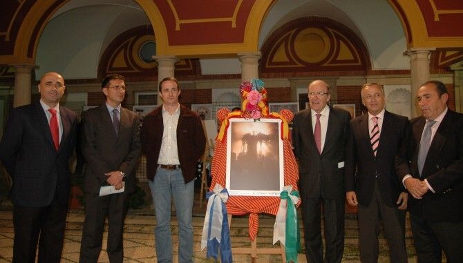El patio del Ayuntamiento acoge la exposición fotográfica 'Rocío 2012'