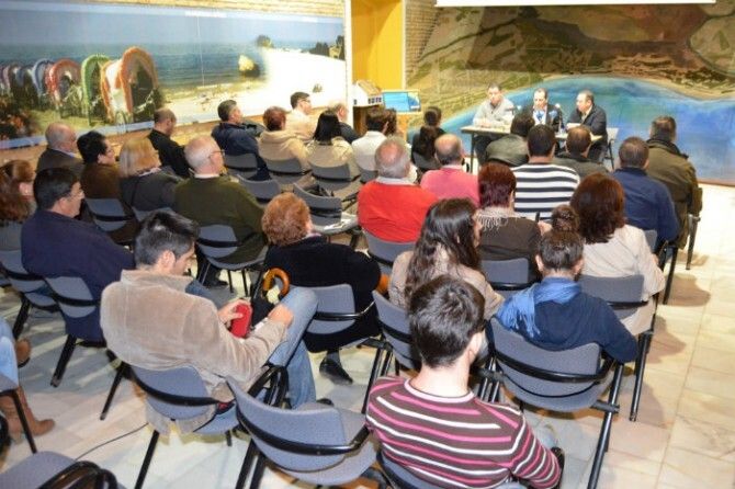 La oficina de turismo de Almonte muestra la exposición fotográfica 'Venida de la Virgen 2012'