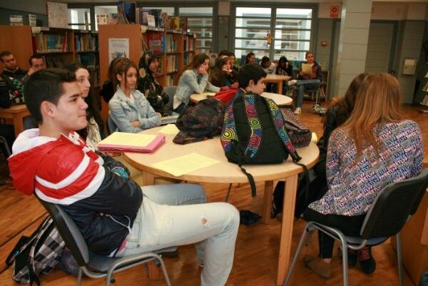 Manuel Moya protagoniza un encuentro literario con 40 jóvenes