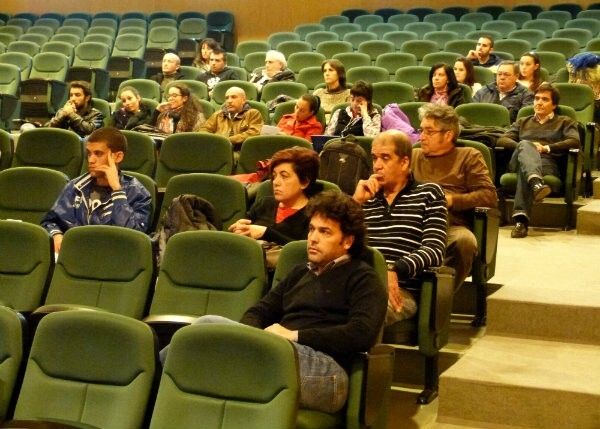 Activistas y vecinos evitan el desahucio de una pareja en Niebla