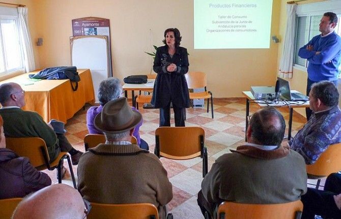 El Centro de Mayores de Ayamonte acogió una charla sobre temas bancarios