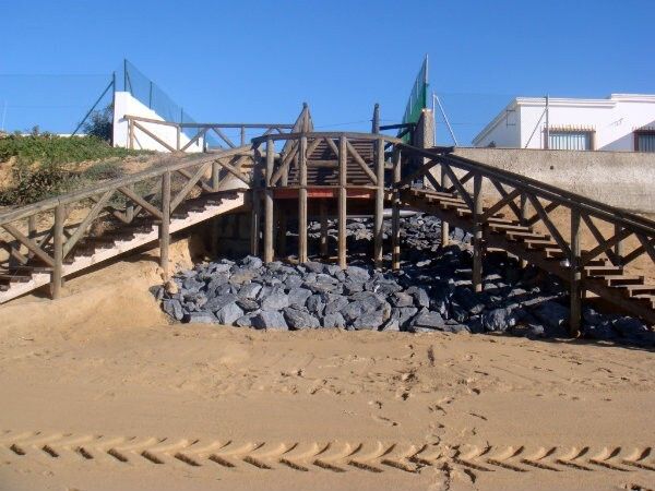 El Ayuntamiento de Palos arregla los accesos a las playas