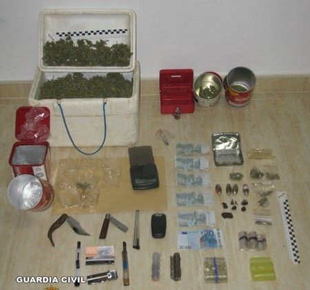 Detienen a un padre y a su hijo por mantener un punto de venta de drogas