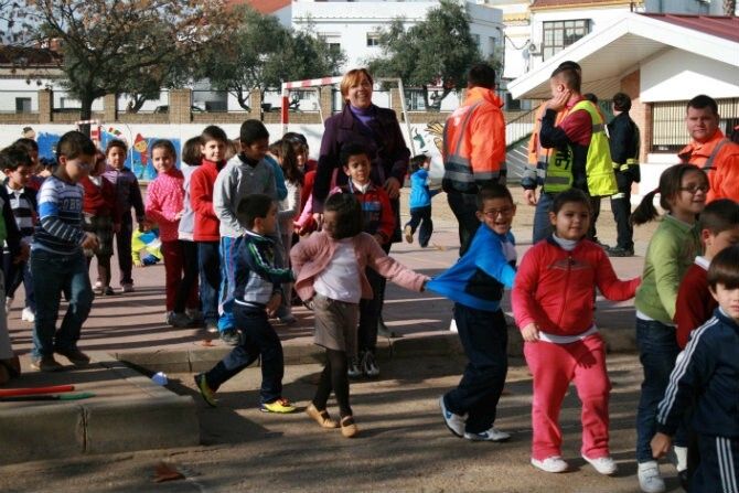 750 escolares del CEIP Juan Ramón Jiménez participan en un simulacro de evacuación del centro