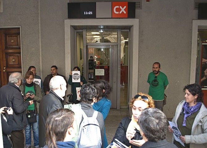 Catalunya Caixa ‘encierra’ en sus oficinas a una veintena de miembros de la Plataforma de Afectados por la Hipoteca