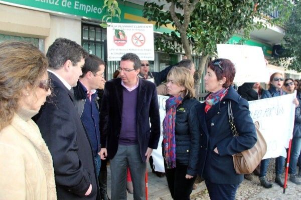 El consejero de Empleo 'planta' al PP en el SAE de Aracena 'para no explicar los recortes de la Junta'
