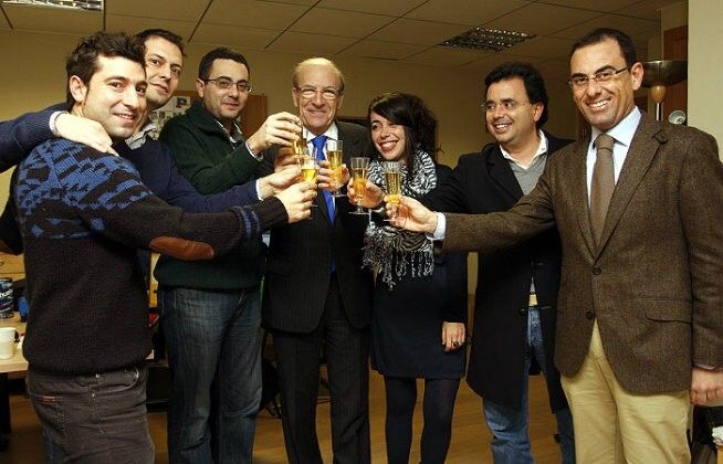 El alcalde visita la redacción de huelva24.com para felicitar las fiestas