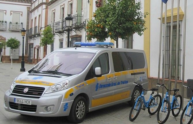 Tráfico cede a la Policía Local de la Palma un vehículo con etilómetro y radar