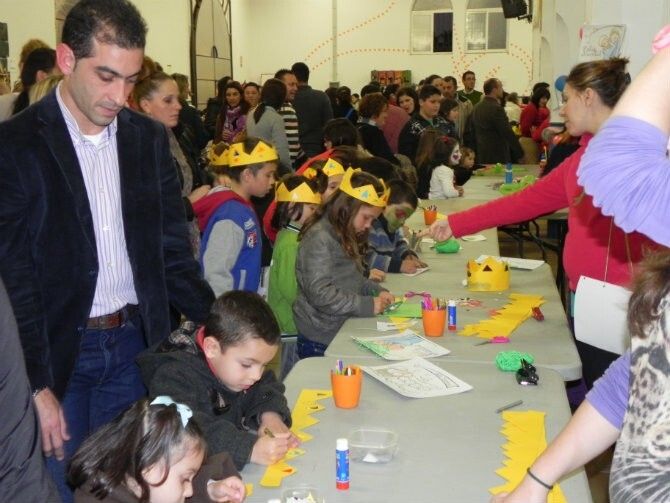 1.000 niños palermos optan al sorteo de 500 regalos tras la cabalgata de Reyes