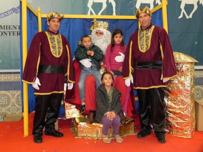 1.000 niños palermos optan al sorteo de 500 regalos tras la cabalgata de Reyes