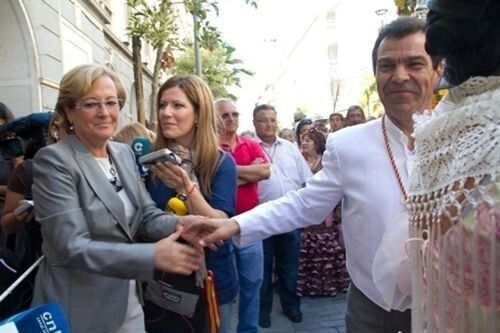 Autoridades realizan una ofrenda floral al simpecado de Emigrantes
