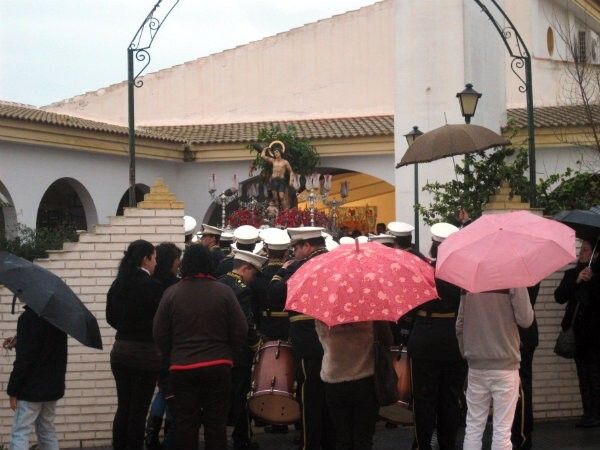 San Sebastián pudo procesionar por Punta Umbría solo la mitad del recorrido debido a la lluvia