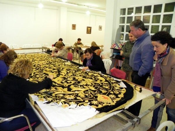 18 palermas llevan tres años bordando el manto de la Virgen de los Dolores