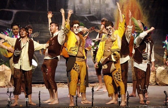 ‘Los voluntarios’, una chirigota para aspirar a todo, en la noche de Punta Umbría en el teatro