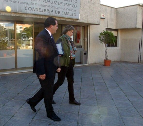 El alcalde de San Juan del Puerto presenta el plan 'Acción Empleo' a la Junta de Andalucía