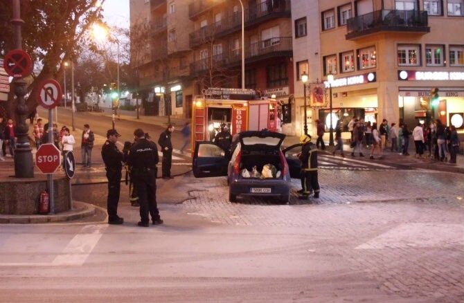 Sale ardiendo un coche mientras circulaba por el centro de la capital